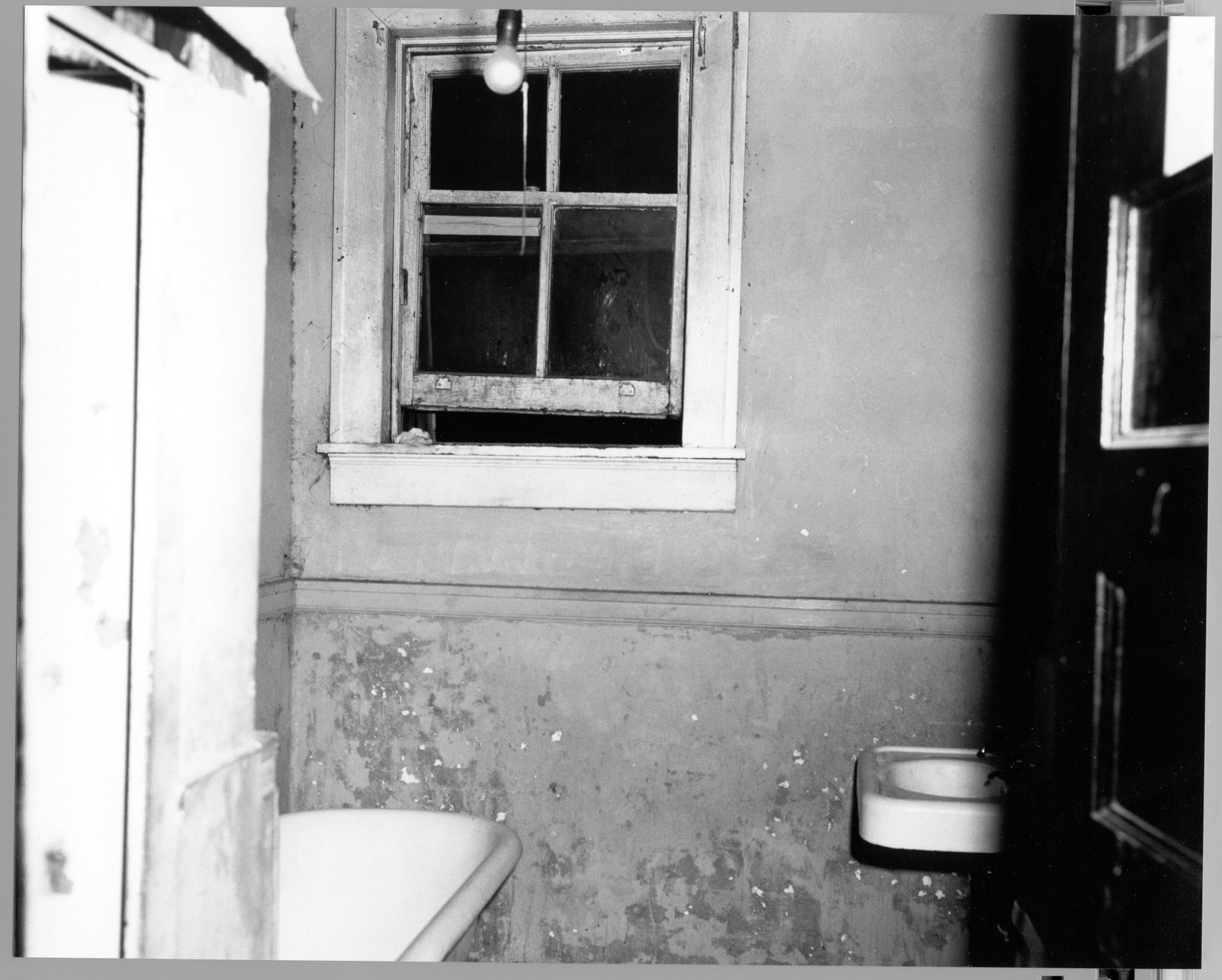 30Rooming House Bathroom.jpg